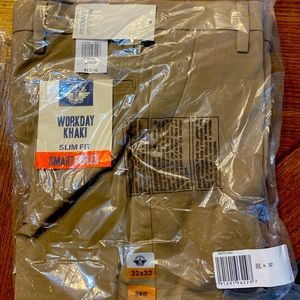 Dockers Workday Khaki, slim fit. 32 x 32